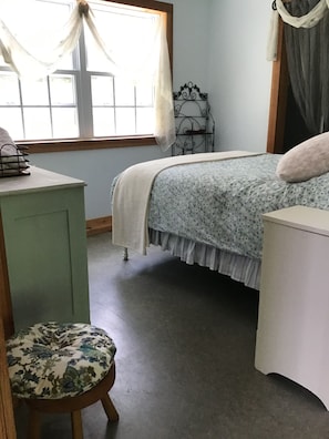 Room - Cozy Hartland Farmhouse: Mins to Woodstock, Killington & Dartmouth Skiing (Hartland)