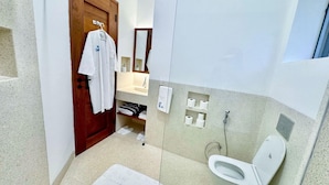 Ein Badezimmer mit Toilette, Dusche und Handtuchhalter.