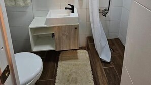 Economy Single Room | Bathroom - GUEST HOUSE CLUB HIPICO (Santiago)