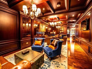 Eine luxuriöse Lobby mit holzgetäfelten Wänden, komfortabler Sitzgelegenheiten und verzierten Kronleuchtern.