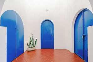 A hallway with two blue doors and a potted plant. - Quinta Risas del Sol (Brisas de Zicatela)