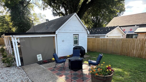 A backyard with a patio area, a barbecue grill, and a wooden fence. - Welcome to “The Hideaway”..a cozy chalet in the heart of the Bourbon Capital (Bardstown)