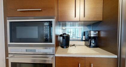 ICON Brickell High-Floor Condo, City Views, Pool & Spa