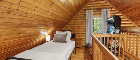 2 bedrooms, travel crib, WiFi (free), bed sheets
