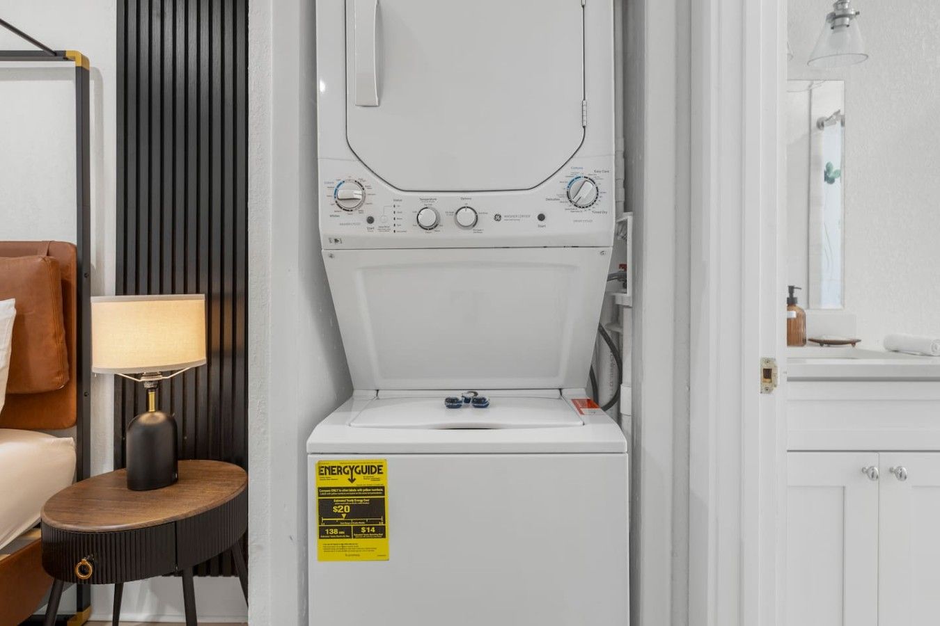 Een compacte, witte wasmachine met een bedieningspaneel en een ENERGY GUIDE sticker.