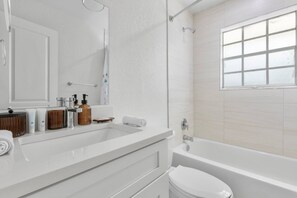 Ein modernes Badezimmer mit Waschbecken, Toilette und Badewanne.