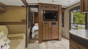 Room - Pleasants Luxury Jayco Bunkhouse (Maple Ridge)