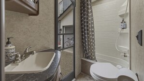 Bathroom - Pleasants Luxury Jayco Bunkhouse (Maple Ridge)