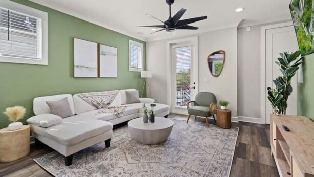 Living area - Downtown Tampa Retreat | Dining & Riverwalk (Tampa)