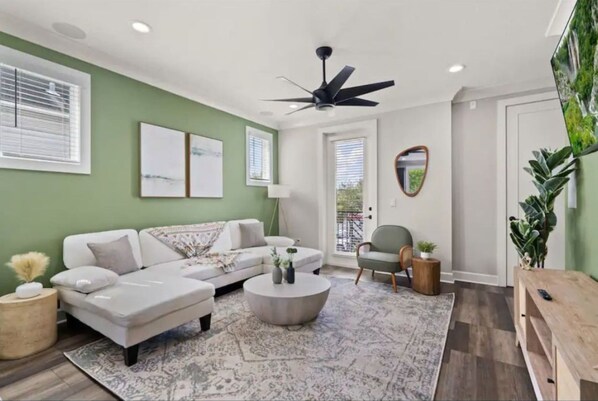 Living area - Downtown Tampa Retreat | Dining & Riverwalk (Tampa)