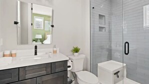 Bathroom - Downtown Tampa Retreat | Dining & Riverwalk (Tampa)
