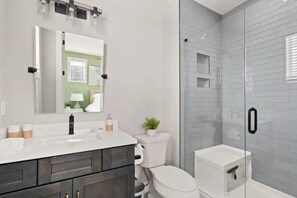 Bathroom - Downtown Tampa Retreat | Dining & Riverwalk (Tampa)