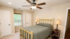 Room - Quiet, serene home in Hulbert with 2 bedroom, 2 bathroom & ample living space. (Hulbert)