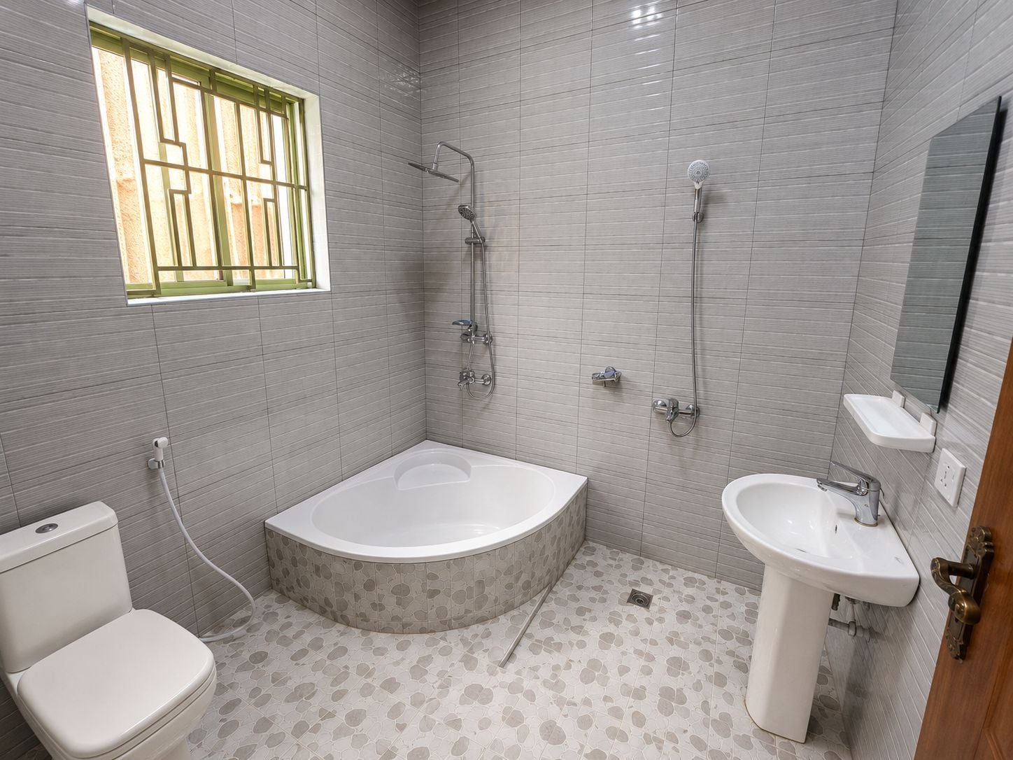 Un baño con bañera, lavamanos e inodoro.
