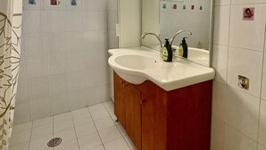 Unclassified image, 4 of 25, button - Spacious country house with a large garden. 5 Mins from the sea of Galilea. (Karkom)