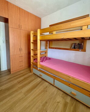 A bunk bed with a pink mattress and a wooden headboard. - Spacious country house with a large garden. 5 Mins from the sea of Galilea. (Karkom)