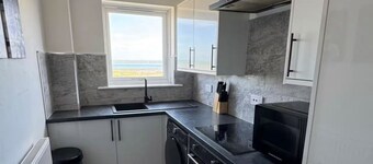 Seafront Luxury apartment-sea view-Sleeps 5
