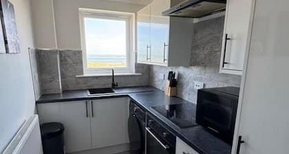 Seafront Luxury apartment-sea view-Sleeps 5