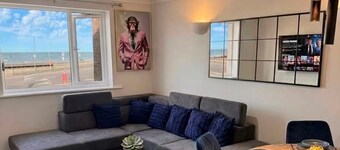 Seafront Luxury apartment-sea view-Sleeps 5