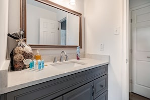 Hair dryer, towels, soap, shampoo - Charming 2-bedroom house close to Marietta, Kennesaw and short drive over to ATL (Marietta)