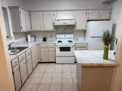 Charming 2-bedroom townhome with pool and other HOA amenities