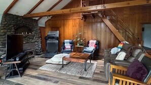 Living area - River front home in Grants Pass. Fishing & relaxation haven. (Grants Pass)