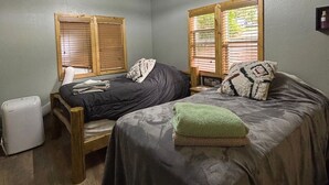 Room - River front home in Grants Pass. Fishing & relaxation haven. (Grants Pass)