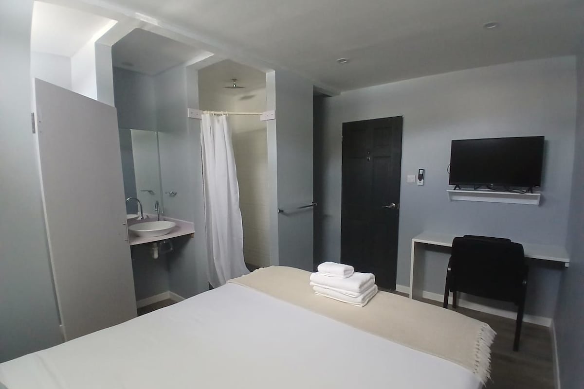 Single Room | Desk, laptop workspace, blackout drapes, soundproofing