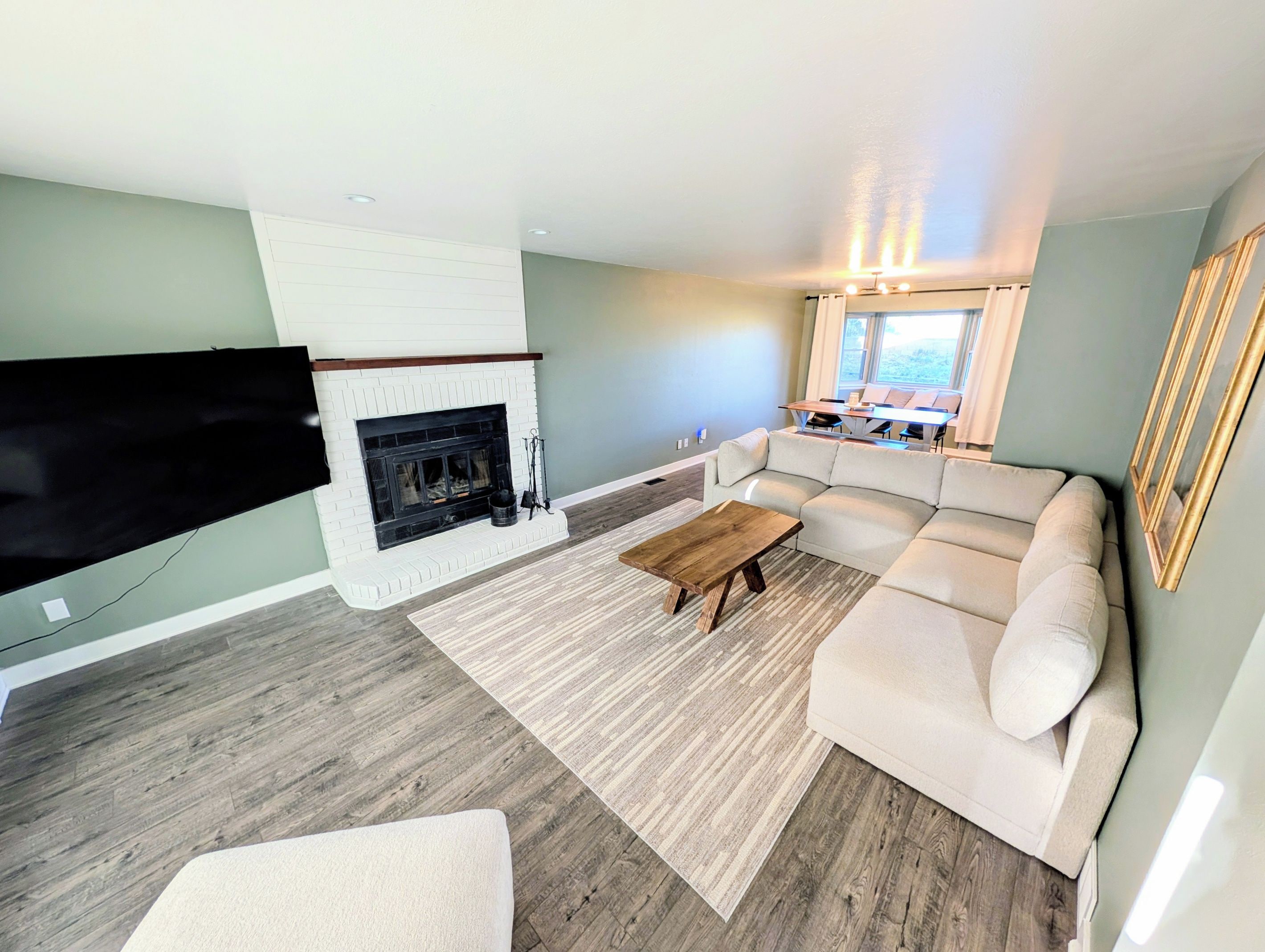 Smart TV, fireplace