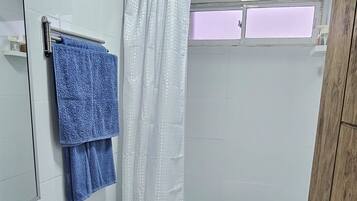 Deluxe Double Room | Bathroom | Hair dryer, towels, soap, shampoo
