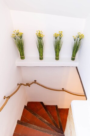 A staircase with a handrail and a white wall above it. - L’Oustau des Martinets (Aureille)