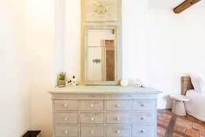 A bathroom vanity with a mirror and multiple drawers labeled with names. - L’Oustau des Martinets (Aureille)