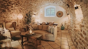 Living area - L’Oustau des Martinets - An Adults Only Guest House (Aureille)