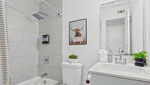 Ein modernes Badezimmer mit Badewanne, Toilette und Waschtisch.