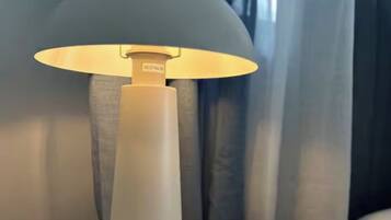 Ein Nachttisch mit einer Lampe darauf.