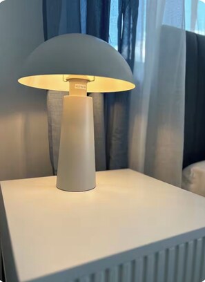Ein Nachttisch mit einer Lampe darauf.