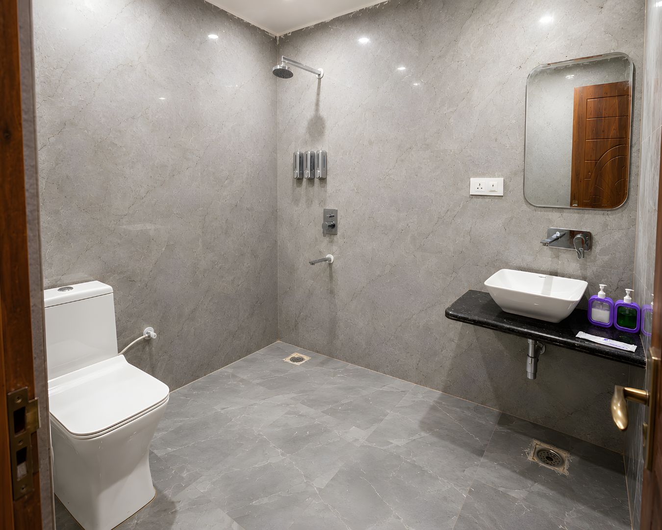 Standard Room | Bathroom | Shower, hair dryer, slippers, towels