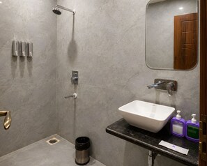 Rom – deluxe | Bad | Dusj, hårføner, tøfler og håndklær