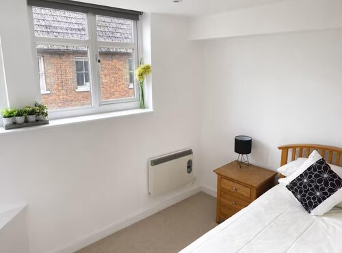 2 Bedroom Contemporary Townhouse - Town Centre