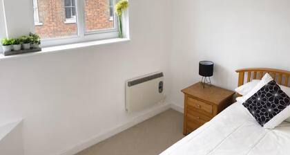 2 Bedroom Contemporary Townhouse - Town Centre
