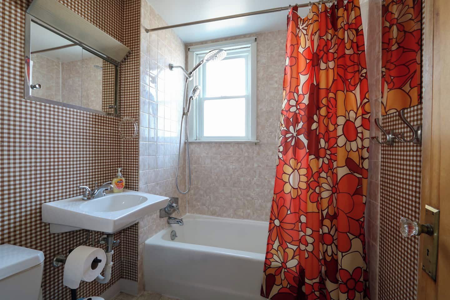Un baño con ducha, lavabo e inodoro.