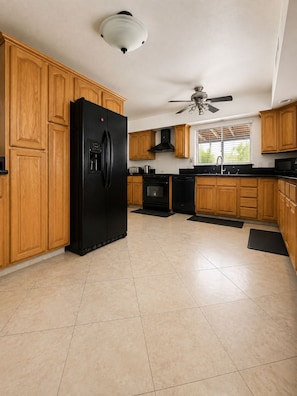 Private kitchen - Spacious Central Phoenix retreat near Biltmore (Phoenix)
