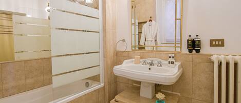 Un baño moderno con bañera, ducha y lavamanos.