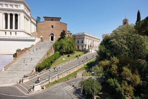 Una imponente escalera conduce a un edificio histórico con arquitectura clásica.
