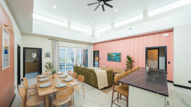 Un interior moderno con comedor, sofá y cocina.