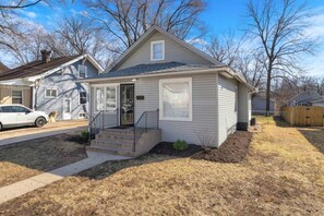 A single-story house with a front porch, a garage, and a fenced yard. - Spacious 4BR • 5 Bds •2Bts Ranch for Mid Term Stay (Rockford)