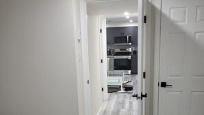Free WiFi, bed sheets - Bright, Clean & Comfortable Suite (Regina)