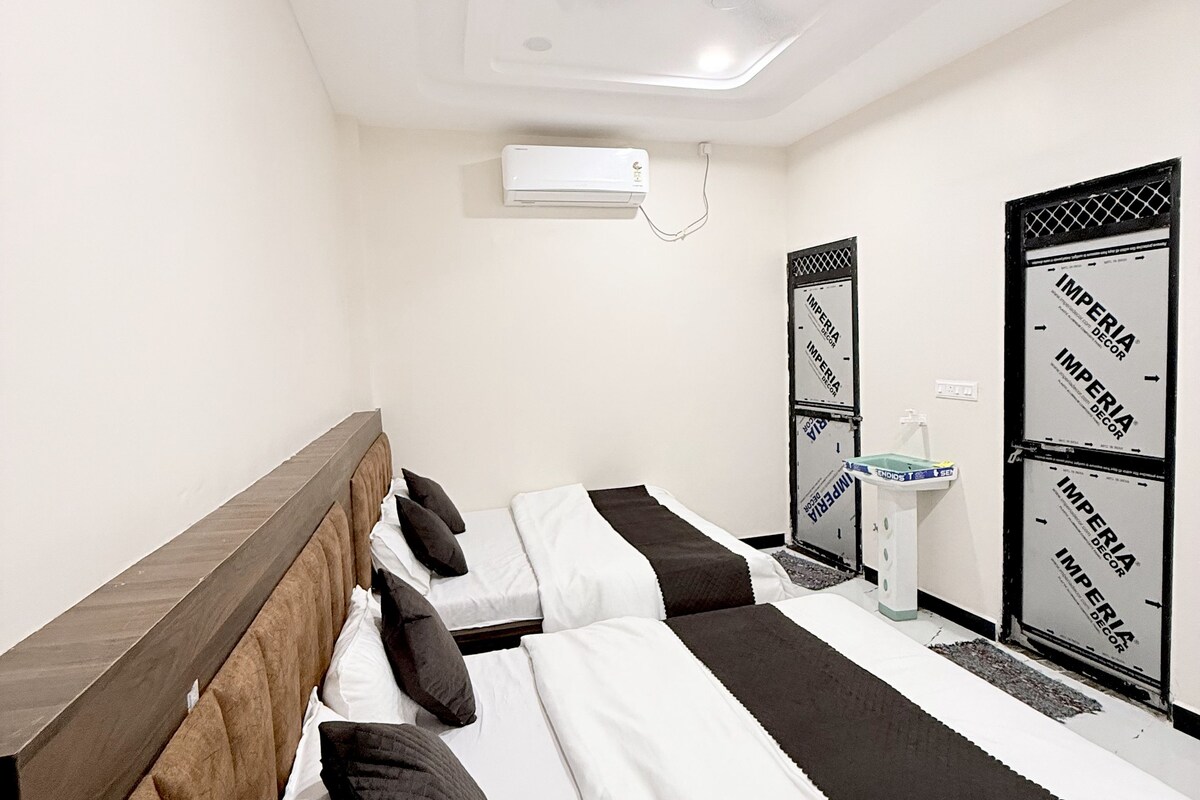 Deluxe Quadruple Room | Peti besi dalam bilik, meja, ruang kerja komputer riba 