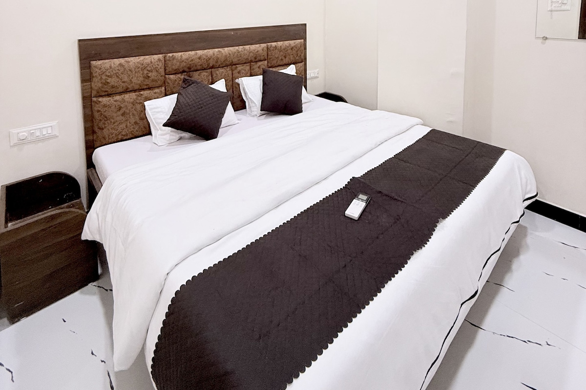 Classic Double Room | Peti besi dalam bilik, meja, ruang kerja komputer riba 