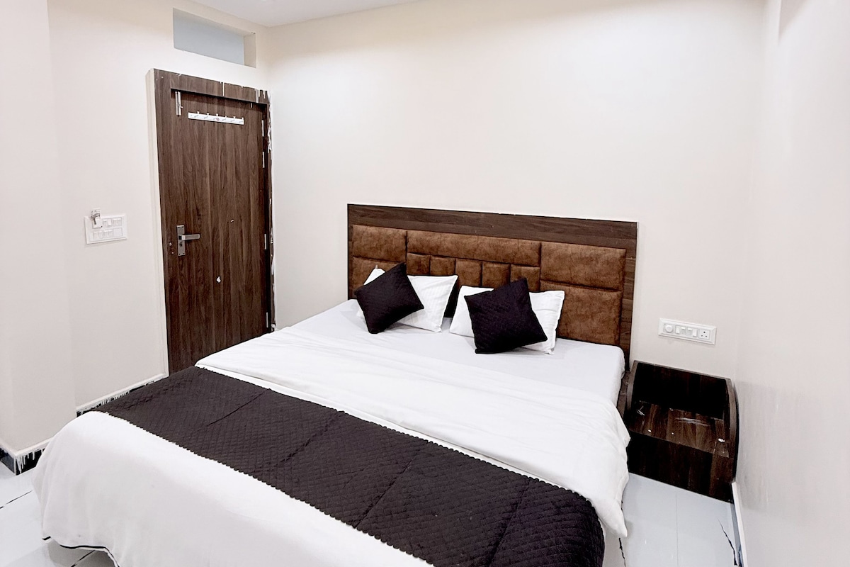 Deluxe Double Room | Peti besi dalam bilik, meja, ruang kerja komputer riba 